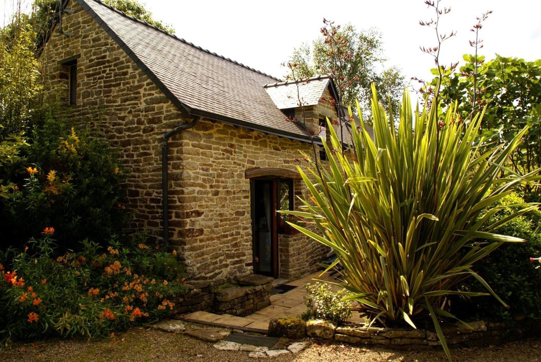 Les Pieds Dans L'Herbe Bed & Breakfast Rosporden Bagian luar foto